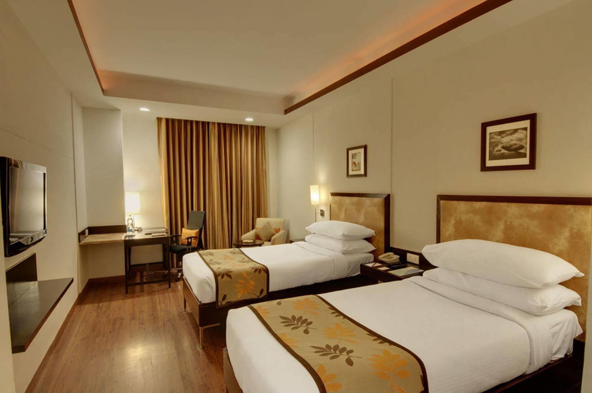 Four Points By Sheraton Vadodara Exterior foto